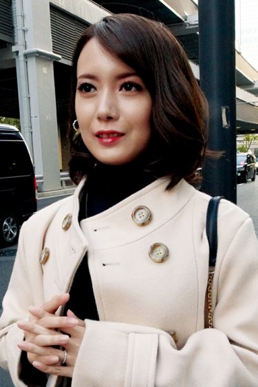 欲求不満の美人顔セレブ奥さんがアソコを濡らしながら色黒乳首をフル勃起！恍惚の表情でチンポを舐め上げる